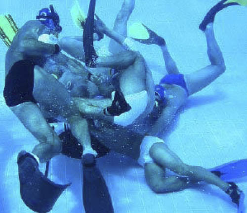 Víz alatti rögbimeccs pillanatképe