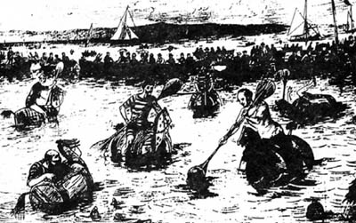 Férfiak lovagolnak a felnyergelt hordókon, és labdával játszanak a vízben. Hunt’s Quay, Skócia, 1880. szeptember. Azért, hogy könnyebb legyen megülniük a „hordólovat”, félig megtöltötték vízzel. A lovasok kezében fa evezőlapát, amelyet a könnyebb előrehaladás érdekében használtak, illetve hogy elérjék a labdát. (Ezt a játékot tekintik a kajakpóló ősének is, arra valóban jobban hasonlít, mint a vízilabdára.)