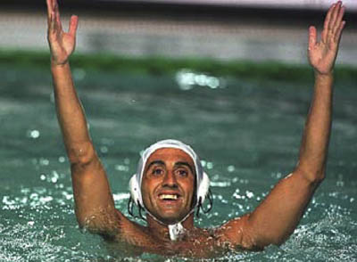 Manuel Estiarte (spanyol) a nyolcvanas, kilencvenes évek legnagyobb vízilabdázója. Rekordszámú (6) olimpián vett részt. (1980–2000) Háromszor épp, hogy lecsúszott a dobogóról, hisz 4.-ek lettek (1980, 1984, 2000) míg végül sikerül az ezüstérem 1992-ben, majd 1996-ban olimpiai bajnoki címet szerez