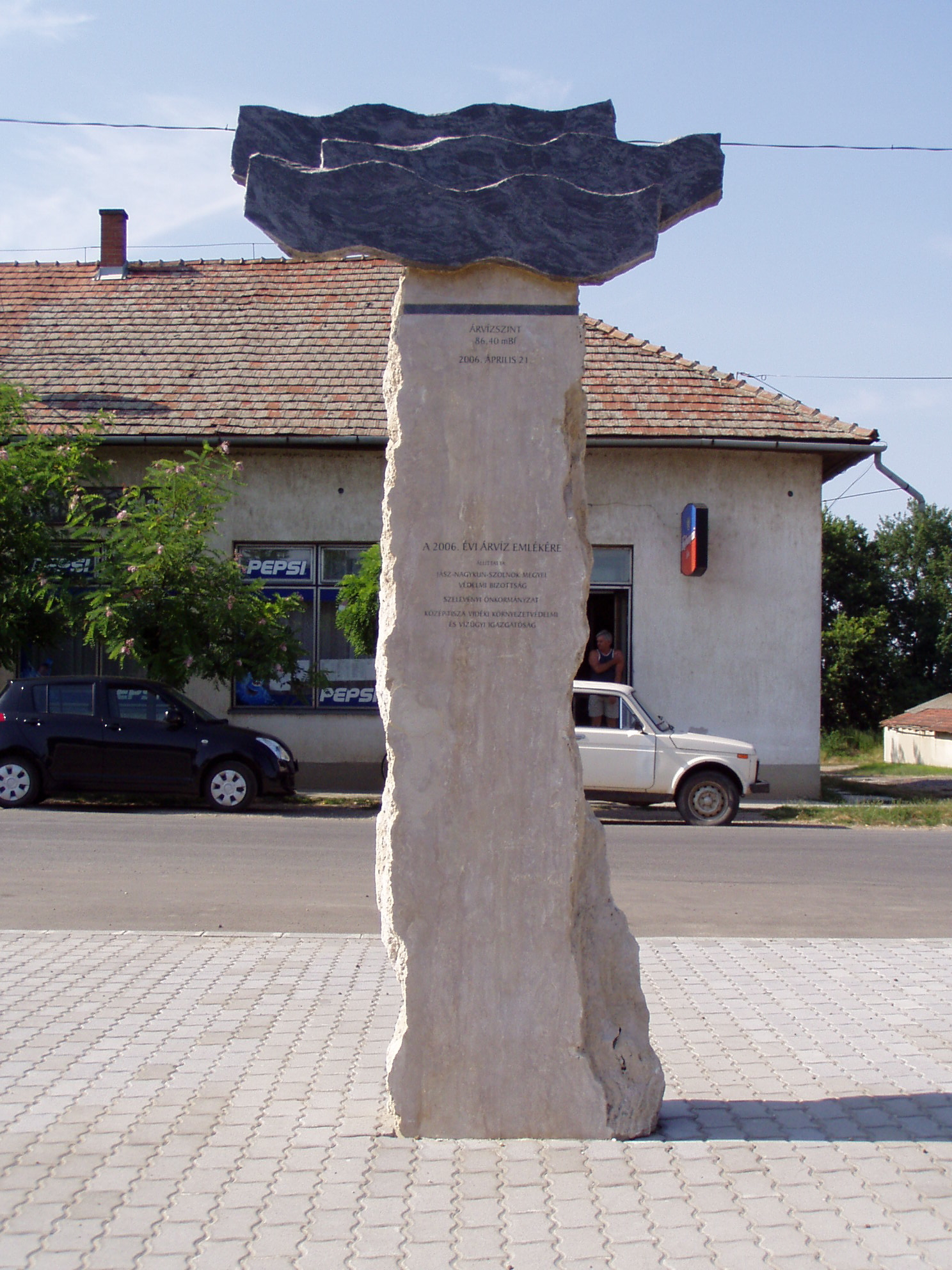 Emlékmű a 2006. április 21-én bekövetkezett árvízről Szelevénynél. fotó: Fábián Szabolcs Ákos