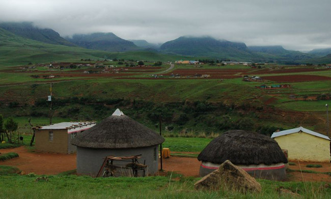 Hagyományos földművelő faluközösség Dél-Afrika északkeleti fennsíkján (Trócsányi A. felvétele)