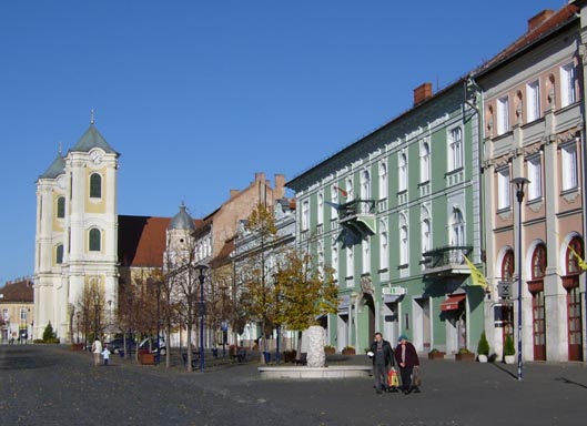 Városias beépítés, emberközeli lépték: az európai kisvárosok arculatának fő jellemzői (Gyöngyös, Heves megye, Pirisi G. felvétele)