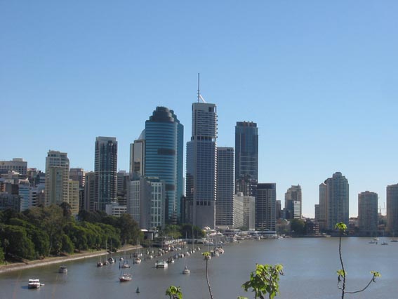 A trade-off modell magyarázza az amerikai stílusú belvárosok (CBD-k) igen intenzív területhasználatát, magas, sokszor 100 emeletet is meghaladó beépítését. Újabban a várostervezők és a befektetők is előszeretettel alakítanak ki igen magas presztízsű - és árú - lakásokat is ezekben az épületekben. Szliuettjük, az úgynevezett "skyline" az újvilági városok meghatározó egyéni azonosítója (Brisbane, Queensland, Ausztrália, Trócsányi A. felvétele)