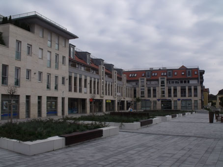 Dzsentrifikáció egy hazai vidéki nagyvárosban: a Búza-tér új beépítése Pécs történelmi belvárosának peremén (Pirisi G. felvétele)