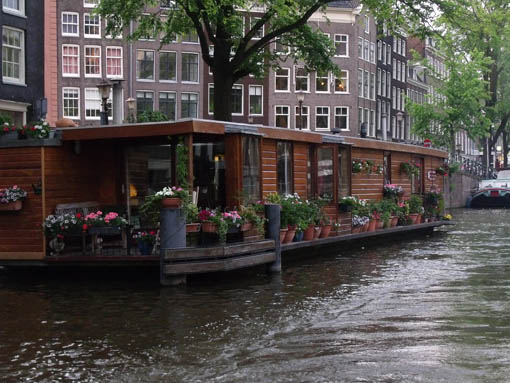 A városi kreatívok egyik fő ismertetőjegye a "másként lakás". Nyugat-Európa csatornákkal sokszor teletűzdelt nagyvárosai bőségesen kínálnak lehetőséget a lakóhajóknak (Amszterdam, Hollandia, Pirisi G. felvétele)