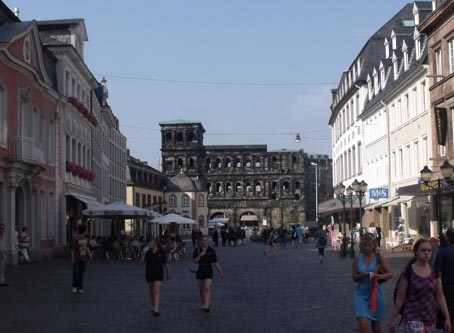 A város innovációja a Római Birodalom révén jutott el a kontinentális Európa nagy részére. A Porta Nigra Trierben ma is ott áll, ahová római tervezői megálmodták: a főutca keleti végén. (Trier, Németország, Pirisi G. felvétele)