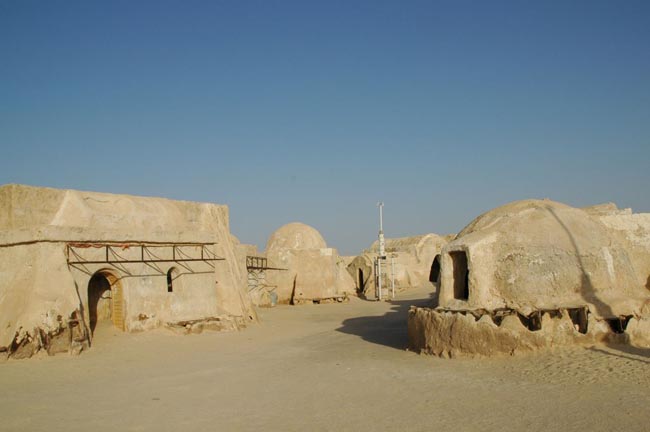 Ahol a tértípusok találkoznak: ez itt a Tatooine bolygó díszlete a Csillagok Háborúja űreposz "Baljós árnyak" című részéből. Ezt a fiktív helyet a valóságban Tozeur határában mutogatják jobb sorsa érdemes turistáknak. (Tunézia, Trócsányi A. felvétele)