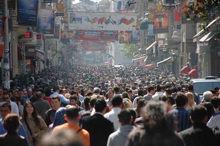 A fejlődő országok gyorsan növekvő népessége nyugaton ma már ismeretlen zsúfoltságot teremt a nagyvárosokban. Se tüntetés, se végkiárusítás, csak egy átlagos péntek délután az Istikal Çadesi-n, Isztambul "Váci utcáján" (Isztambul, Törökország, Trócsányi A. felvétele)