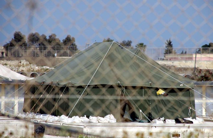 Drótkerítés mögött: illegális bevándorlók átmeneti elhelyezésére szolgáló tábor Máltán, az EU déli kapuján (Trócsányi A. felvétele)