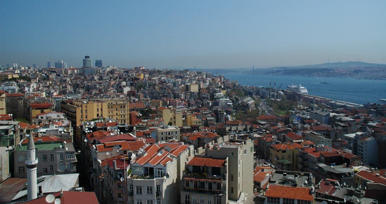 A Boszporusz (a háttérben) partján fekvő Isztambul a természetföldrajzilag meghatározott fekvés iskolapéldája (Törökország, Trócsányi A. felvétele)