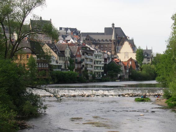 A festői Marburg an der Lahn egyetemét 1527-ben alapították, és az első evangélikus felsőoktatási intézmény volt német nyelvterületen. Ma a 80 ezres város mintegy 18 ezer hallgatónak is ideiglenes otthont biztosít. A kép közepén a régi egyetemi épület látható. (Hessen, Németország, Pirisi G. felvétele)