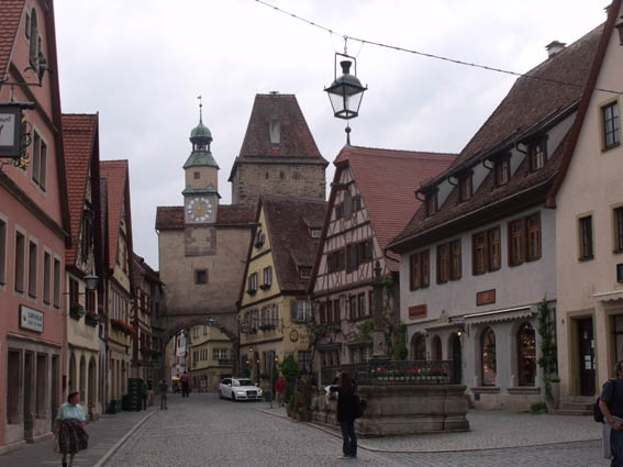 Európaszerte számos város őrzi még szinte háborítatlanul középkori örökségét, amely ma általában jelentős turisztikai attrakció. A bajorországi Rothenburg ob der Taubern-ben rengeteg amerikai, japán és kínai turista is megfordul (Rothenburg o.d.T., Bayern, Németország, Pirisi G. felvétele)