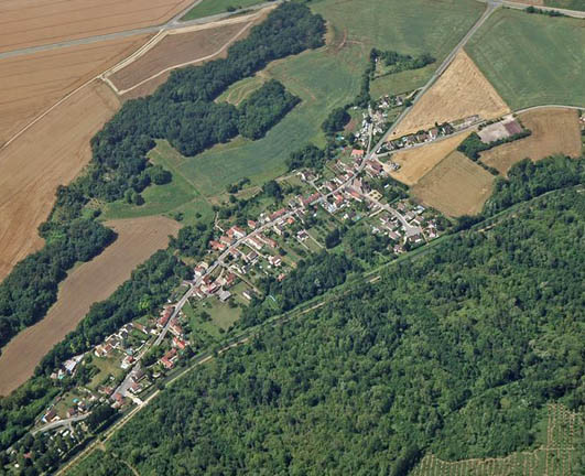 11. feladat. Légifelvétel egy francia faluról, valahol Ile de France területén (Trócsányi A. felvétele)