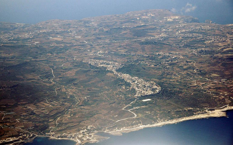 12. feladat. Málta szigetének központi része a levegőből (Trócsányi A. felvétele)